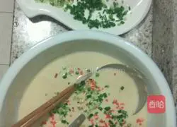 Illustration of how to make egg colored dough 3