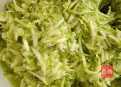 Illustration of how to make watermelon and pork bun stuffing 2