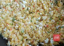 Illustration of how to make gold and silver fried rice 6