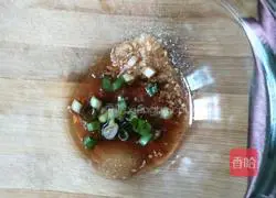 Illustration of how to make chicken stuffed wontons 8