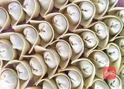 Illustration of how to make seafood wontons 4