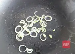 Illustration of how to make fried rice with sausage, olives and vegetables 2