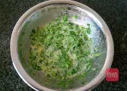 Illustration of how to make celery leaf egg pancake 3