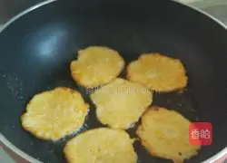 Illustration of how to make pan-fried potato pancakes 12