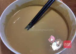 Illustration of how to spread brown sugar flour cake 2