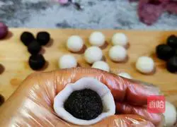 Illustration of how to make black sesame glutinous rice balls 14
