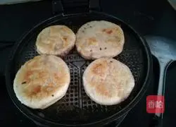 Illustration of making glutinous rice and bean paste cake 14