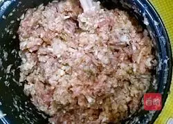 Illustration of how to make cabbage and pork wontons 3