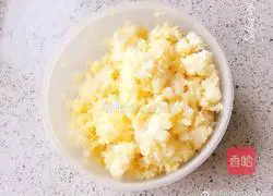 Illustration of how to make egg yolk and ham fried rice 2