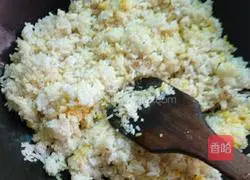 Illustration of how to make green pepper and egg fried rice 2