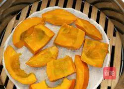 Illustration of how to make pumpkin steamed buns 1