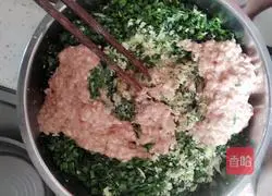 Illustration of how to make leek, cabbage and pork dumplings 6