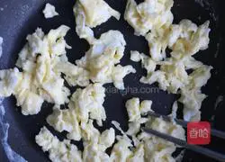 Illustration of how to make curry egg fried rice 3