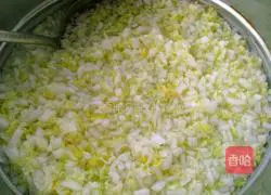 Illustration of how to make pork and cabbage dumplings 8