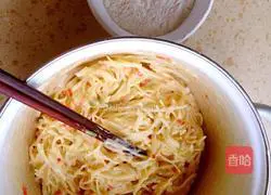 Illustration of how to make shredded potato pancakes 3