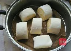 Illustration of how to make pumpkin two-color steamed buns 12