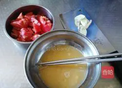 Illustration of how to make fried noodles with tomatoes and eggs 2