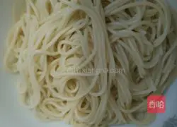 Illustration of how to make tomato, pickled cabbage, and egg soup noodles 11