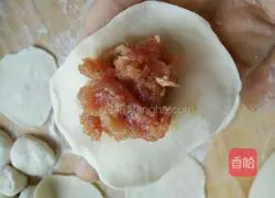 Illustration of how to make red meat dumplings 9