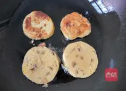 Illustration of how to make golden steamed bun slices 6