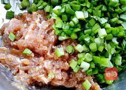 Illustration of how to make leek and meat dumplings 4