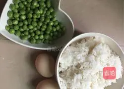 Illustration of how to make peas and eggs fried rice 1
