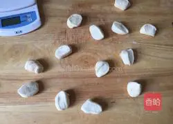 Illustration of how to make steamed buns with mushroom and bean paste 14