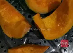 Illustration of how to make pumpkin dough cakes 1