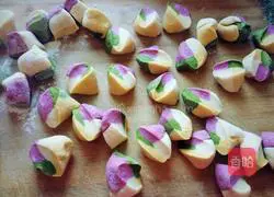 Illustration of how to make colorful buns 15