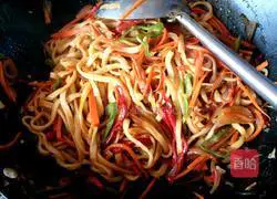 Illustration of how to make four-color fried noodles 15