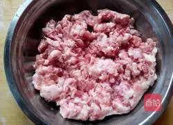 Illustration of how to make chive and pork pie 1