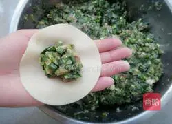 Illustration of how to make dumplings stuffed with pork and chives 8