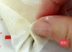 Illustration of how to make leek and pork wontons 9