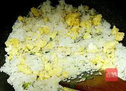 Illustration of how to make sausage and egg fried rice 7