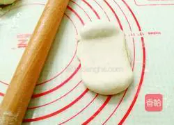 Illustration of how to make salt and pepper sesame scones 14