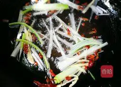 Illustration of making braised noodles with fungus, carrot and bacon 5