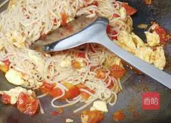 Illustration of how to make fried noodles with tomatoes and eggs 8