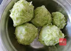 Illustration of how to make pork and zucchini dumpling fillings 7