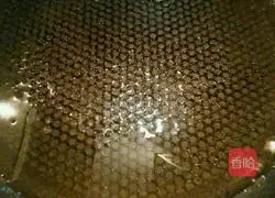 Illustration of how to make leek, egg and shrimp dumpling stuffing 2