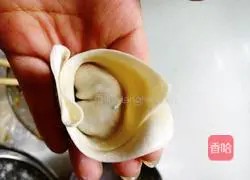Illustration of how to make fresh meat wontons 7