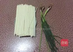 Illustration of how to make noodles with scallion oil 1