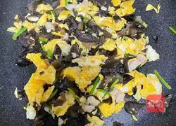 Illustration of how to make fried rice with eggs and fungus 6