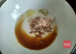 Illustration of how to make coriander and pork wontons 11