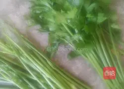 Celery and pork dumplings Illustration of how to do it 1