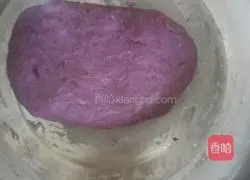 Illustration of how to make steamed buns with purple potato and bean paste filling 7
