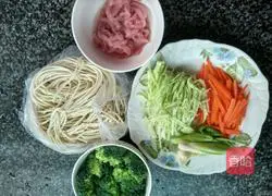  Illustration of how to make lean meat fried noodles 2