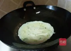 Illustration of how to make green onion and egg pancakes 10