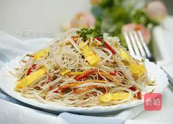 Illustration of how to make fried noodles with mung bean sprouts 16