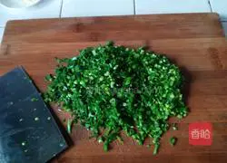 Illustration of how to make dumpling stuffing with chives and meat stuffing 3