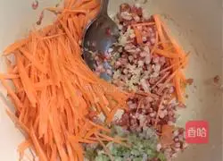 Illustration of how to make minced pork and three shredded spring cakes (mix the noodles yourself) 4